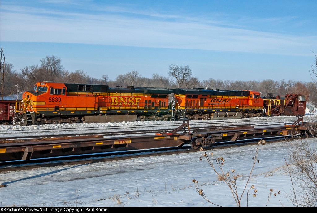 BNSF 5839 and BNSF 6142 with Jordan Spreader BN 972674 work a plow extra